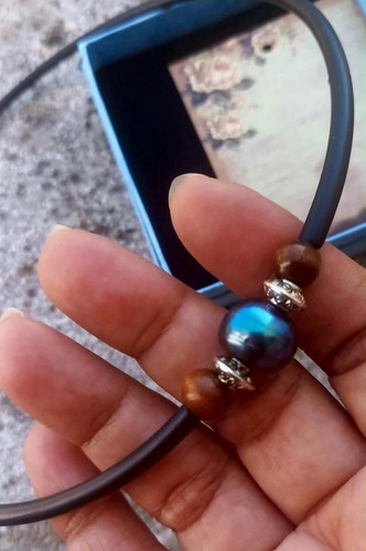 Collier agrémenté une - agrémenté, d’une