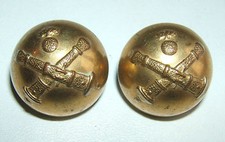 LOT DE 2 BOUTONS DORES