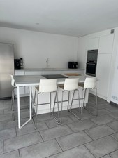 Lot de 4 tabourets hauts design blancs