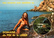 Femme seins nus à Fréjus -