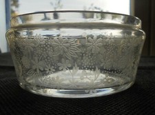 Boite à poudre poudrier cristal de BACCARAT décor gravé de fleurs sans couvercle