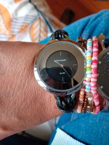 Une montre noir