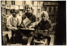 Enfants sur le balcon déguisement infirmière cadeaux  - photo ancienne an. 1950