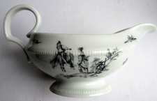 Saucière porcelaine signée Bernardeau Limoges, décor de scènes en grisaille