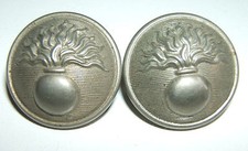 LOT DE 2 BOUTONS ARGENTES
