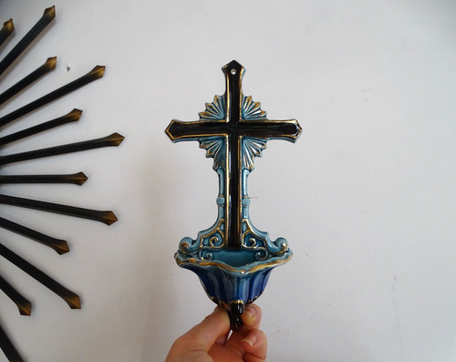 Benitier crucifix faience