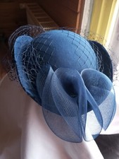 Chapeau de cérémonie bleu marine avec voilette – Style vintage élégant