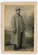PHOTO vintage Guerre 14/18, un militaire pose uniforme képi devant un décor