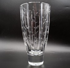 Vase en cristal blanc soufflé moulé à décor de feuillages signé Fabergé XXème