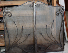 Deux portes en fer forgé décor de volutes