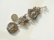 TRES BELLE CHÂTELAINE