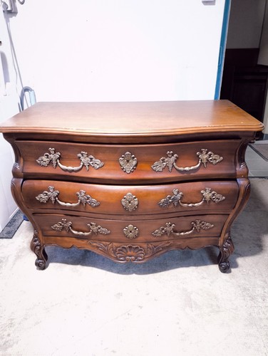 Magnifique commode galbée
