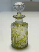 Petit flacon à parfum en cristal de Baccarat modèle églantier vert mousse