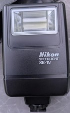 Nikon SB-18 Speedlight Flash - Excellent état avec étui souple.