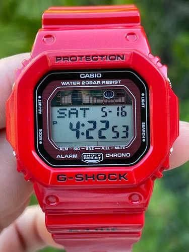 Montre numérique rouge pour