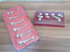 6 Porte couteaux chien basset dans la boite argenté + 6 porte noms pomme