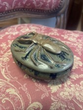 Denbac : Boite à bijoux art-déco au scarabée en grès flamé, signée.