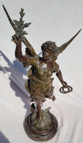 Grande statue ailée - , art