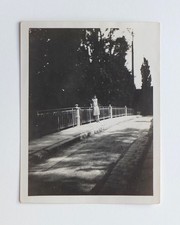 Femme pont lumière ombres arbres Brunoy, Les Vallées - Photo ancienne snapshot