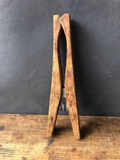 Ancienne grosse pince en bois