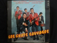 VINYLE 45 TOURS LES CHATS SAUVAGES / SOUS LE CIEL ECOSSAIS /