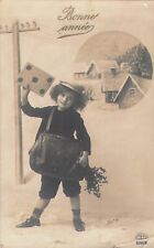 CP NOIR BLANC ENFANT FACTEUR BERET SACOCHE MONTRANT LETTRE CACHETS - 39562