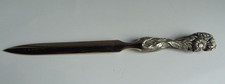 Coupe-papier ouvre-lettre Art Nouveau en bronze argenté décor fleurs