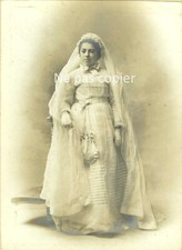 JEUNE FEMME en robe blanche