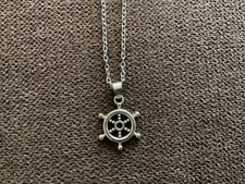 IDÉE CADEAU: COLLIER AVEC PENDENTIF GOUVERNAIL, VOLANT BATEAU, POUR AMOUREUX MER
