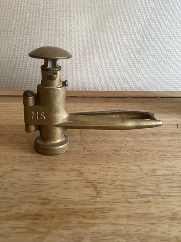 Ancienne bouchonneuse - ancienne, en