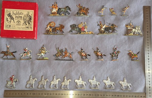 Lot figurines plat - 26,