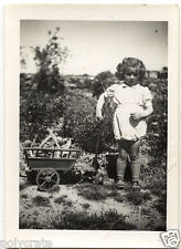 Petite fille avc chariot et artichauts jardin photo argentique ancienne an.1930