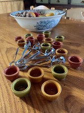 Ensemble de 17 pots en céramique émaillé pour escargots et de 4 pinces, vintage