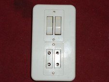 1 Interrupteur double allumage et 2 prise 2P+t Modèle Chambord Legrand réf:87002