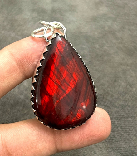 Pendentif bijou fait - , main