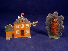 Ancien jouets plat d'étain figurine décor maison incendie explosion Germany 10