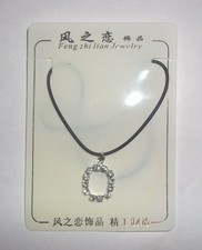 COLLIER AVEC PENDENTIF STRASS