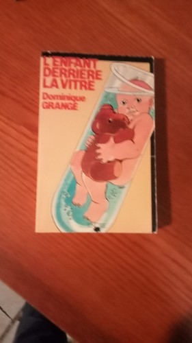 Lenfant derriere vitre - la,