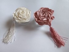 Deux petits pots en verre avec