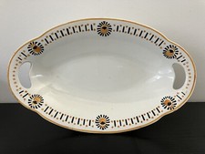 Plat ovale creux ou corbeille à pain en faïence de Longwy, modèle « Cézarine »