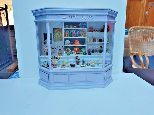 Poupée décor vitrine de - :décor,
