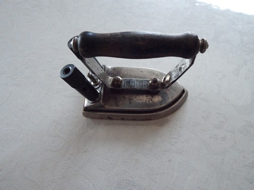 Ancien petit fer repasser - petit, à