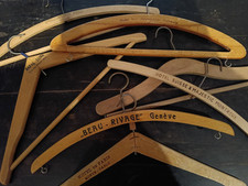 Lot Cintres X7 anciens bois signé Hôtels de Luxe