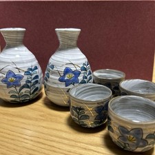 Bouteilles et tasses de