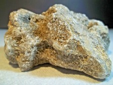 MINÉRAUX.  ARAGONITE, CALCITE, CRISTAUX SUR GRÈS.  Hautes-Alpes FRANCE. Géologie