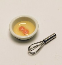 2 oeufs cassés dans un bol