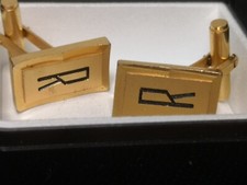 Belle paire d'anciens boutons de manchettes Plaqué or Gravé R 6