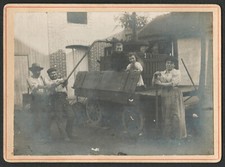 Scène de vendange. Le pressoir. Vers 1900. 12,5cm x 17cm