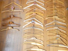 Lot de 32 cintres anciens en bois à col et divers