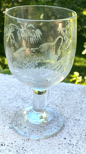 Ancien verre pied grave - a,
